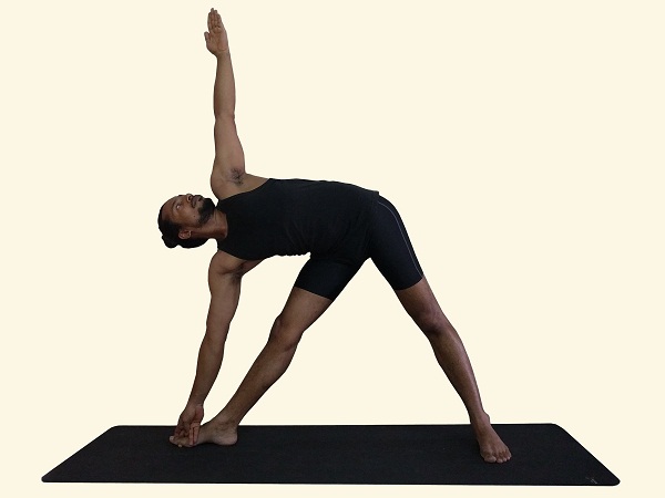 Premium Photo | Young woman practicing yoga standing on the mat performs  the exercise utthita trikonasana triangle pose