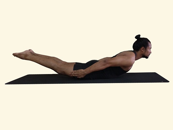 Ardha navasana or half boat pose -- To tone your hips | TheHealthSite.com